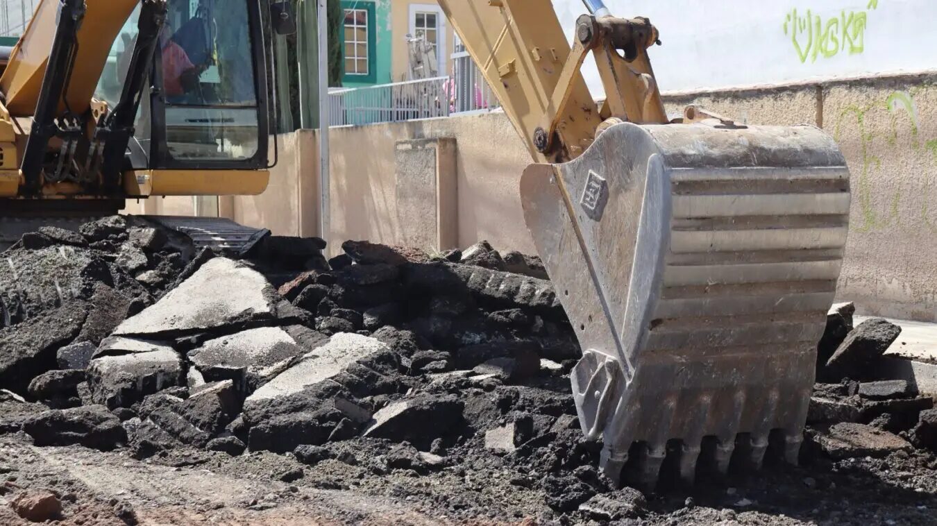 Vecinos anuncian cierre vial por retrasos en obra del bulevar Santa Catarina.