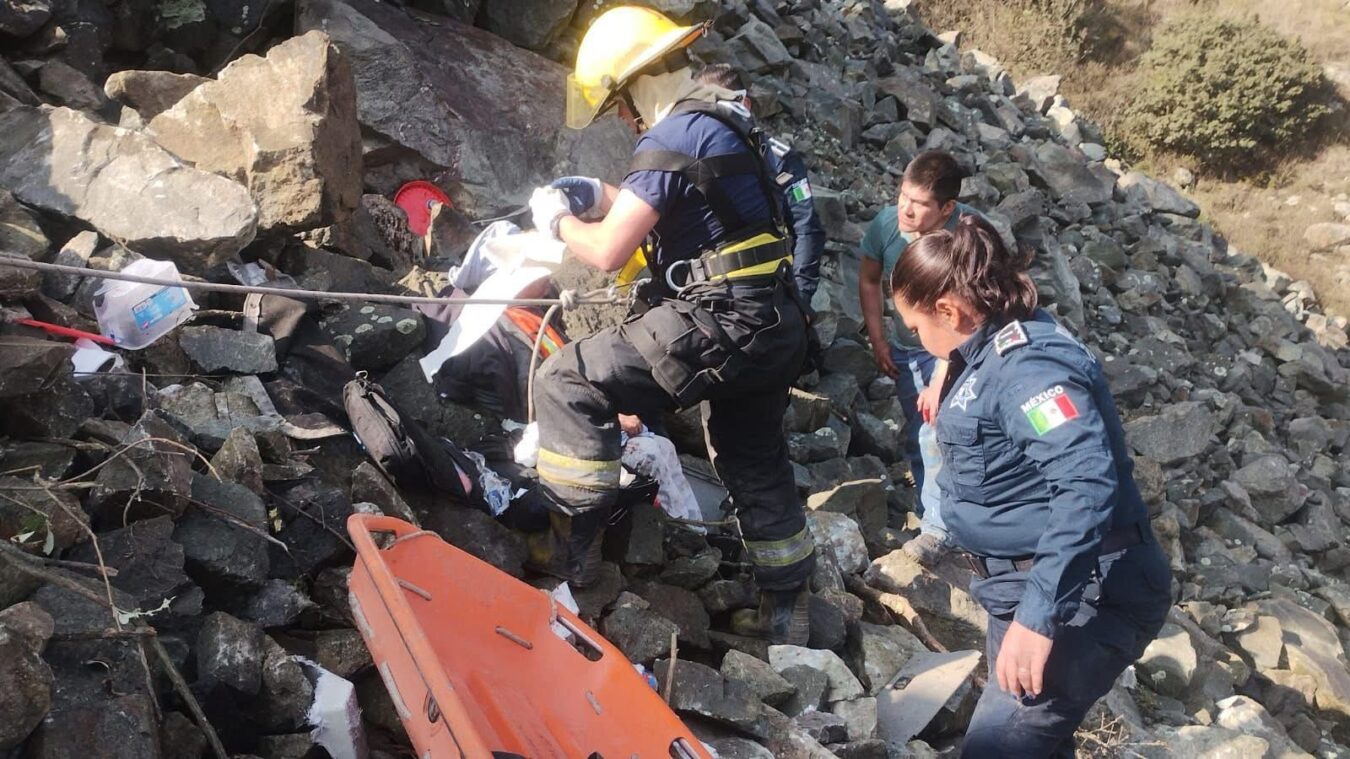 Rescatan a dos personas tras volcadura de camión en el Corredor Turístico