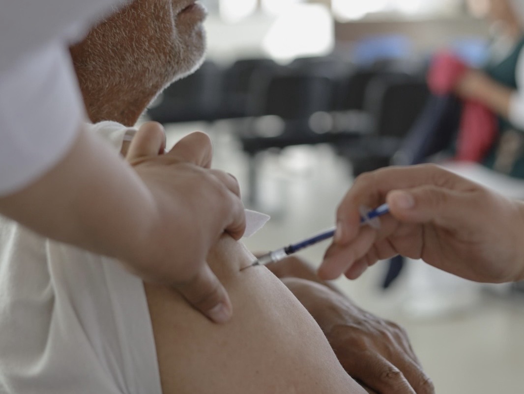 Refuerza IMSS Bienestar la vacunación gratuita para la temporada invernal