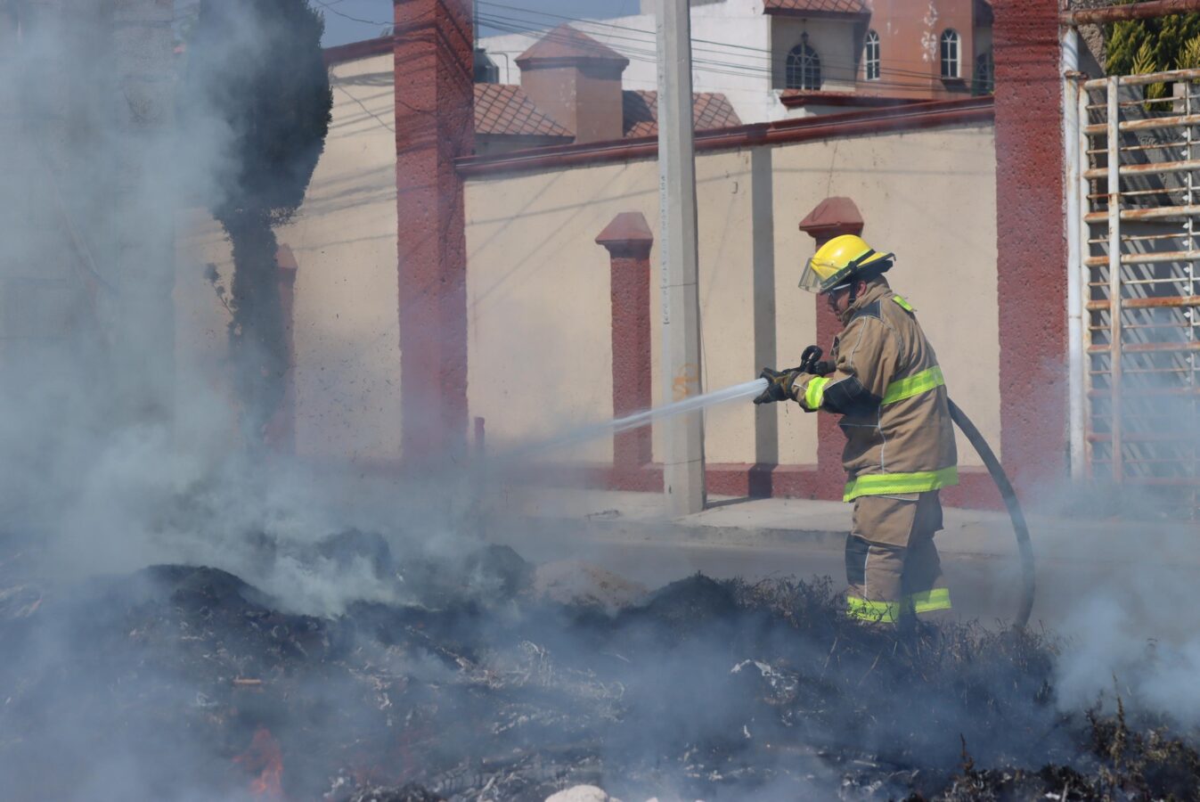 Atiende dos incendios la Dirección de Protección Civil y Bomberos de Pachuca