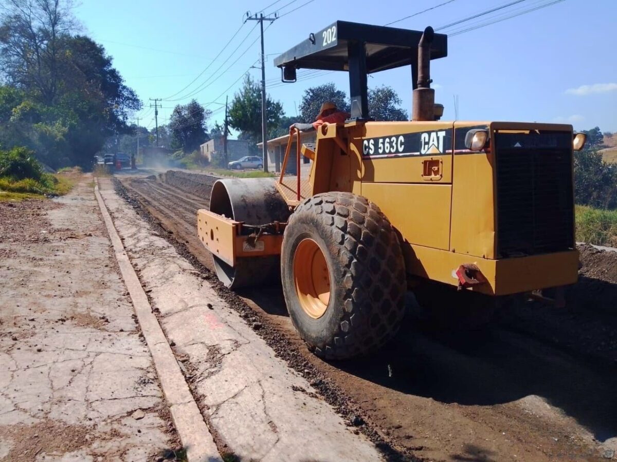 Rehabilitan la carretera El Lindero–Honey en Acaxochitlán
