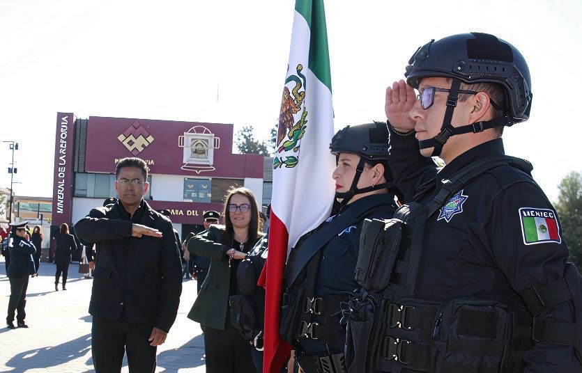 Conmemora Mineral de la Reforma Día de la Bandera