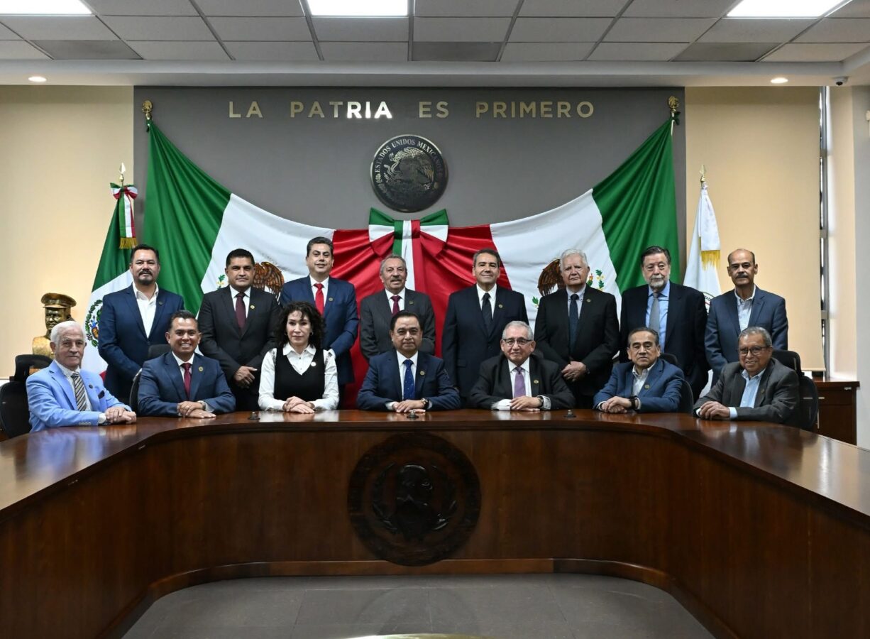 El Congreso de Hidalgo reconoce legado parlamentario de expresidentes. 