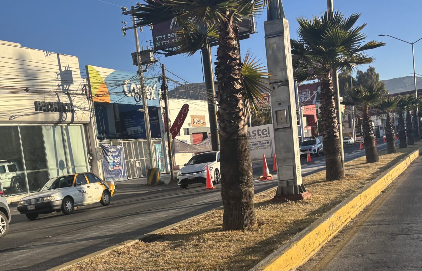 Colocan más bolardos para el carril del Tuzobús en el Felipe Ángeles.