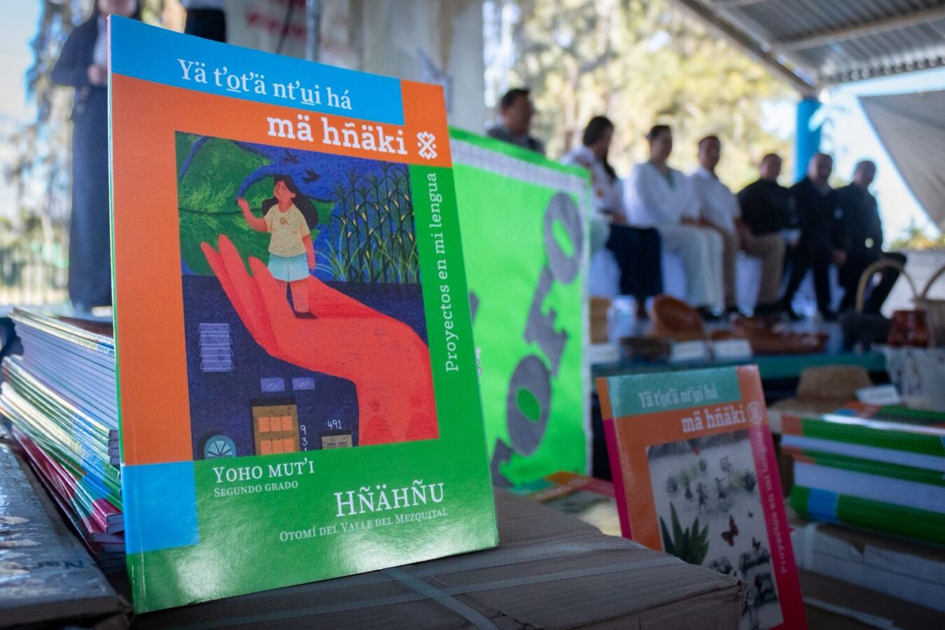 Entregan miles de libros de texto para preservar el Hñähñu