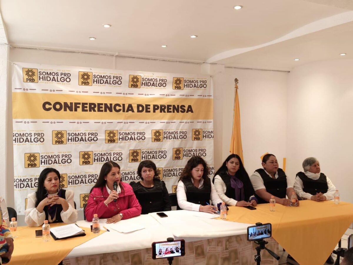 Mujeres del PRD Hidalgo protestan y exigen alerta de violencia de género.