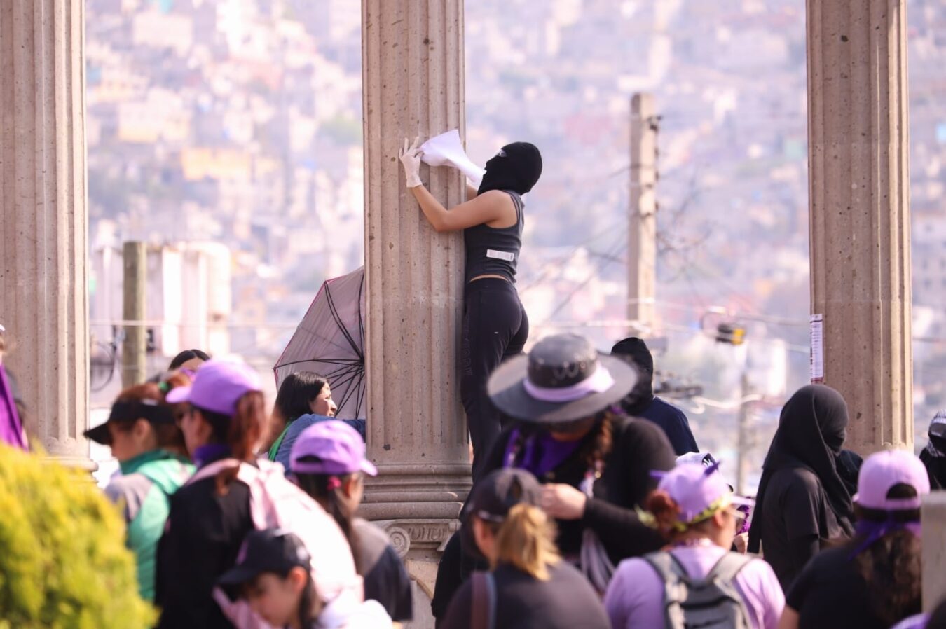 Colectivas feministas se deslindan de daños a monumento y denuncian grupos de choque.