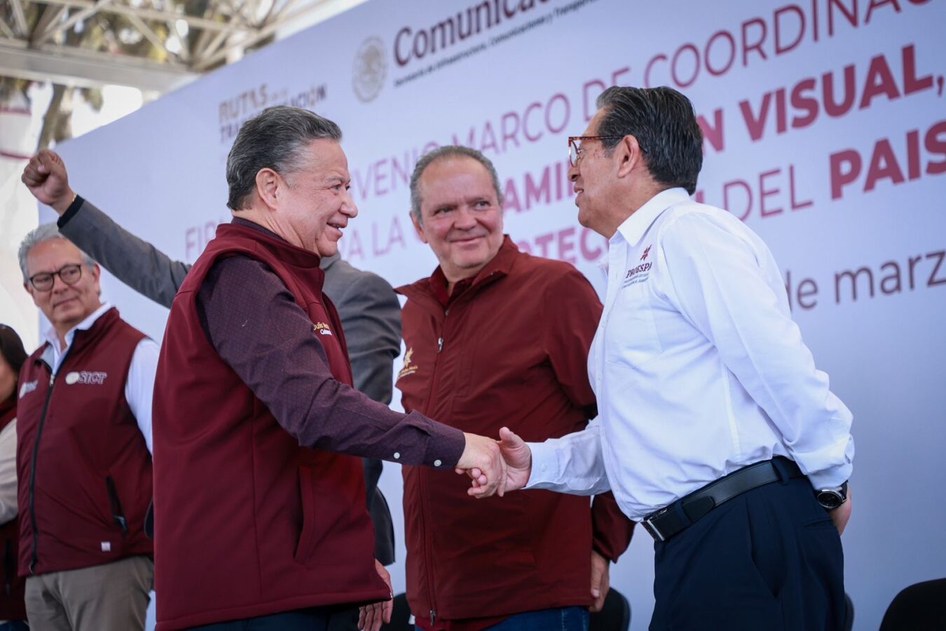 Hidalgo firma convenio con la federación para combatir la contaminación visual.