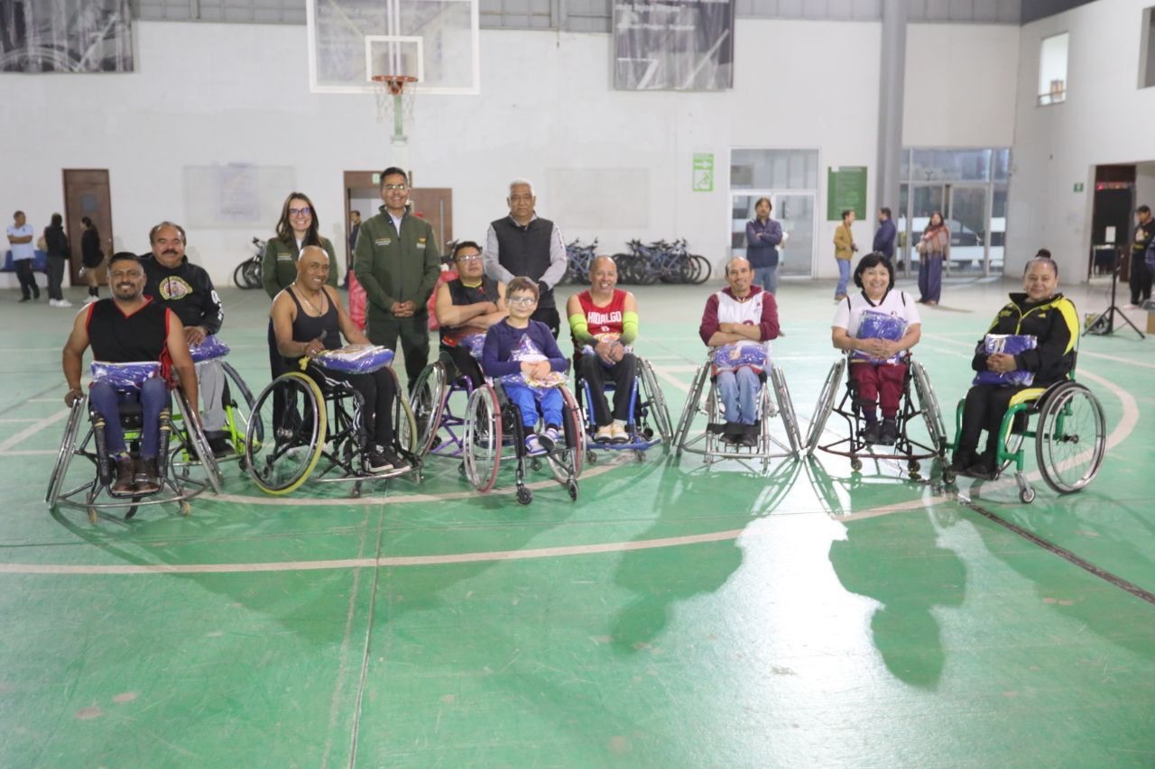 Entrega&nbsp;Eduardo Medécigo&nbsp;uniformes al equipo municipal de&nbsp;básquetbol sobre silla de ruedas “Tuzos”
