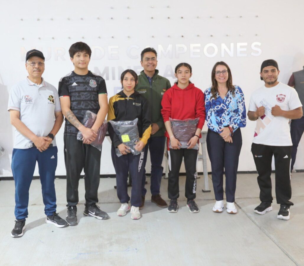 Entregan uniformes deportivos a delegación de box de Mineral de la Reforma