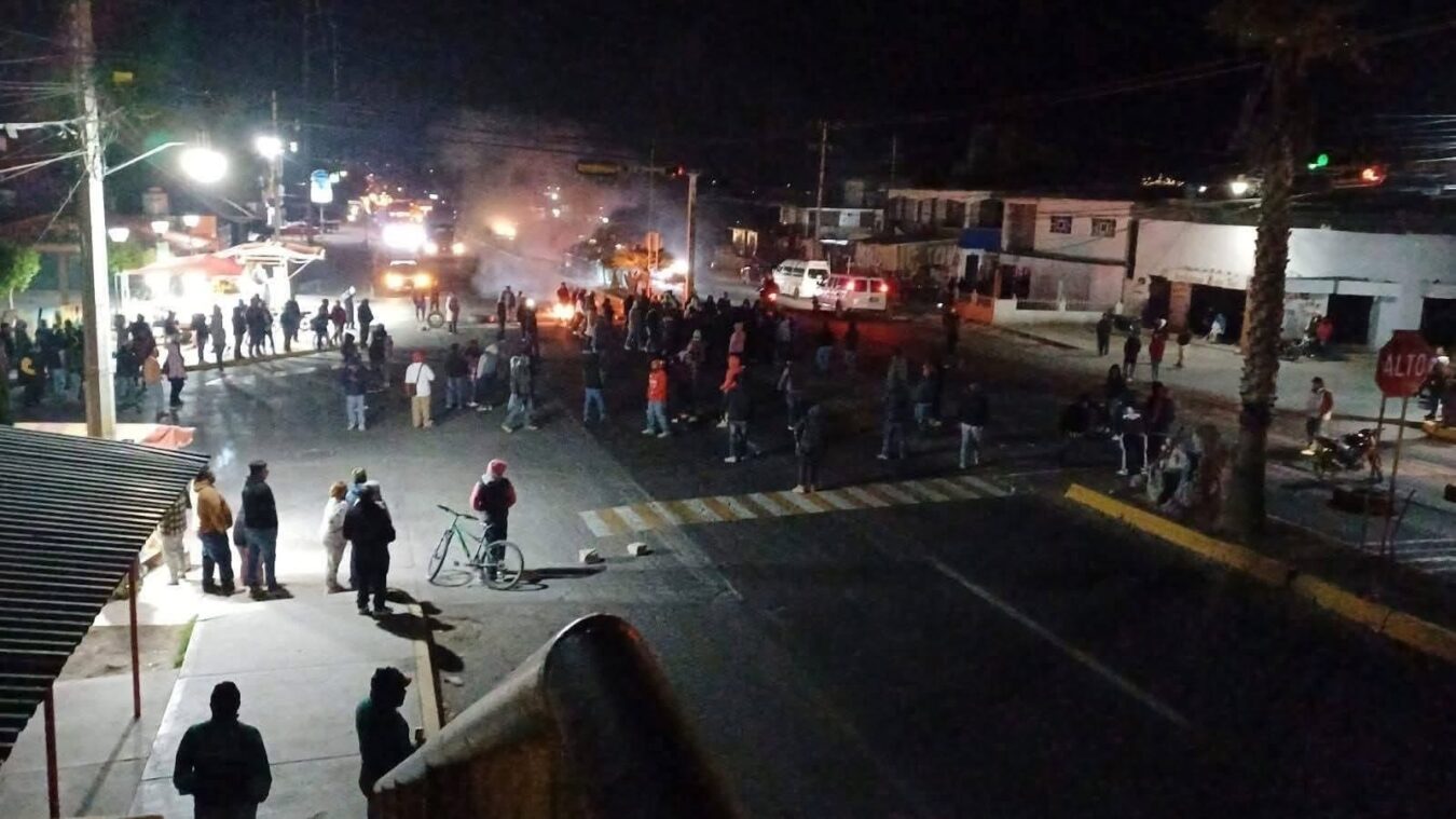 Continúa el bloqueo en San Salvador; alcalde y regidores se mantenían retenidos.