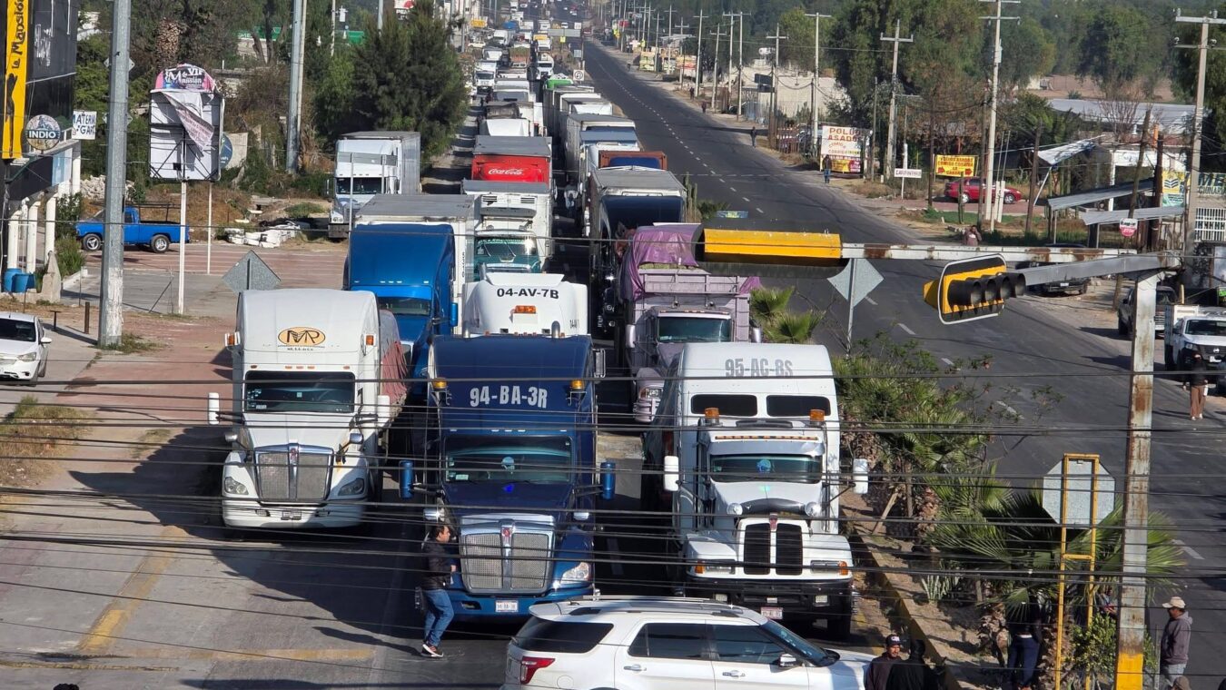 Bloqueo en Caxuxi colapsa tránsito en la México–Laredo y vía Actopan–Ixmiquilpan