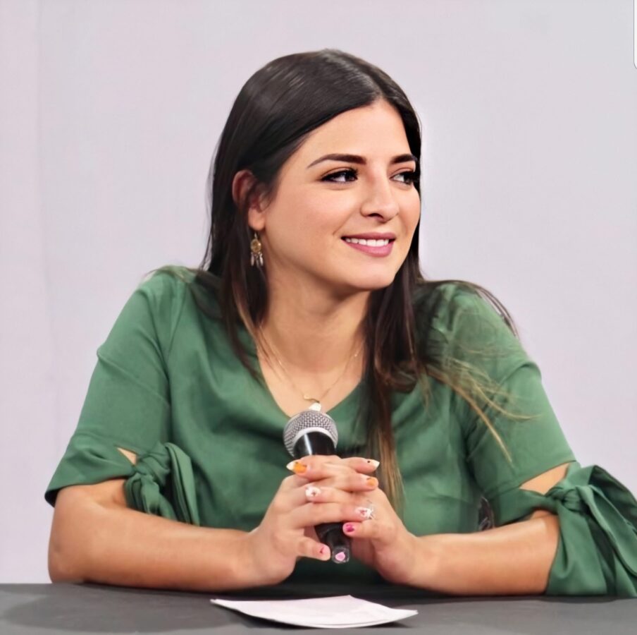 Funcionaria defiende su derecho al trabajo tras cumplir recomendación de derechos humanos.