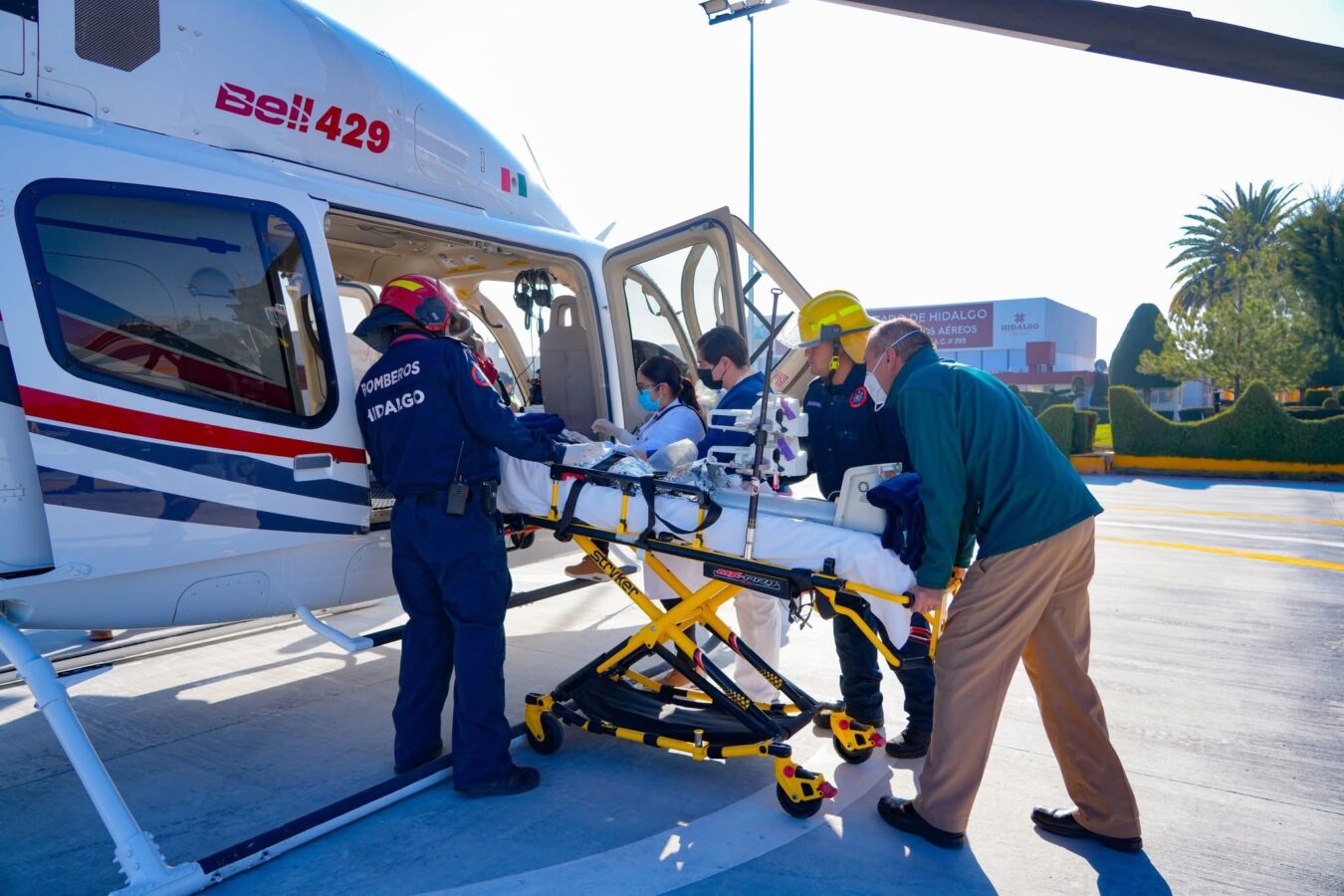 Trasladan vía aérea a paciente de Tulancingo para atención especializada en el Bajío