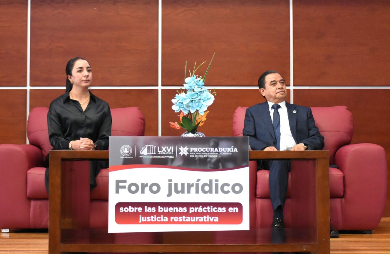 Foro jurídico aborda justicia restaurativa y resolución pacífica de conflictos.