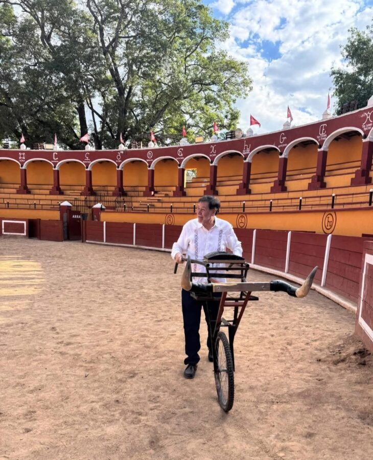 Fernández Noroña “entrena” como torero, pese a que Morena condena la tauromaquia.