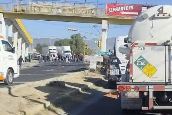 Bloqueo en la carretera Actopan-Ixmiquilpan por presunto incumplimiento de Conagua