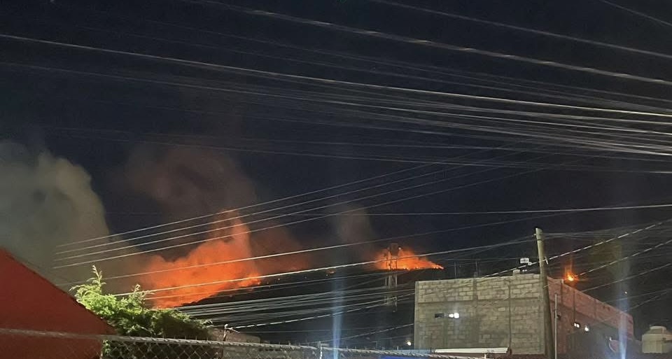 Desalojan instalaciones de la UAEH por incendio cercano en la Pachuca-Actopan.