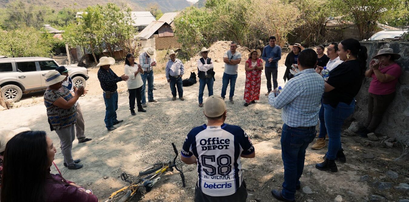 Sostiene reunión alcalde de Huasca con afectados por la vaguada monzónica de 2025