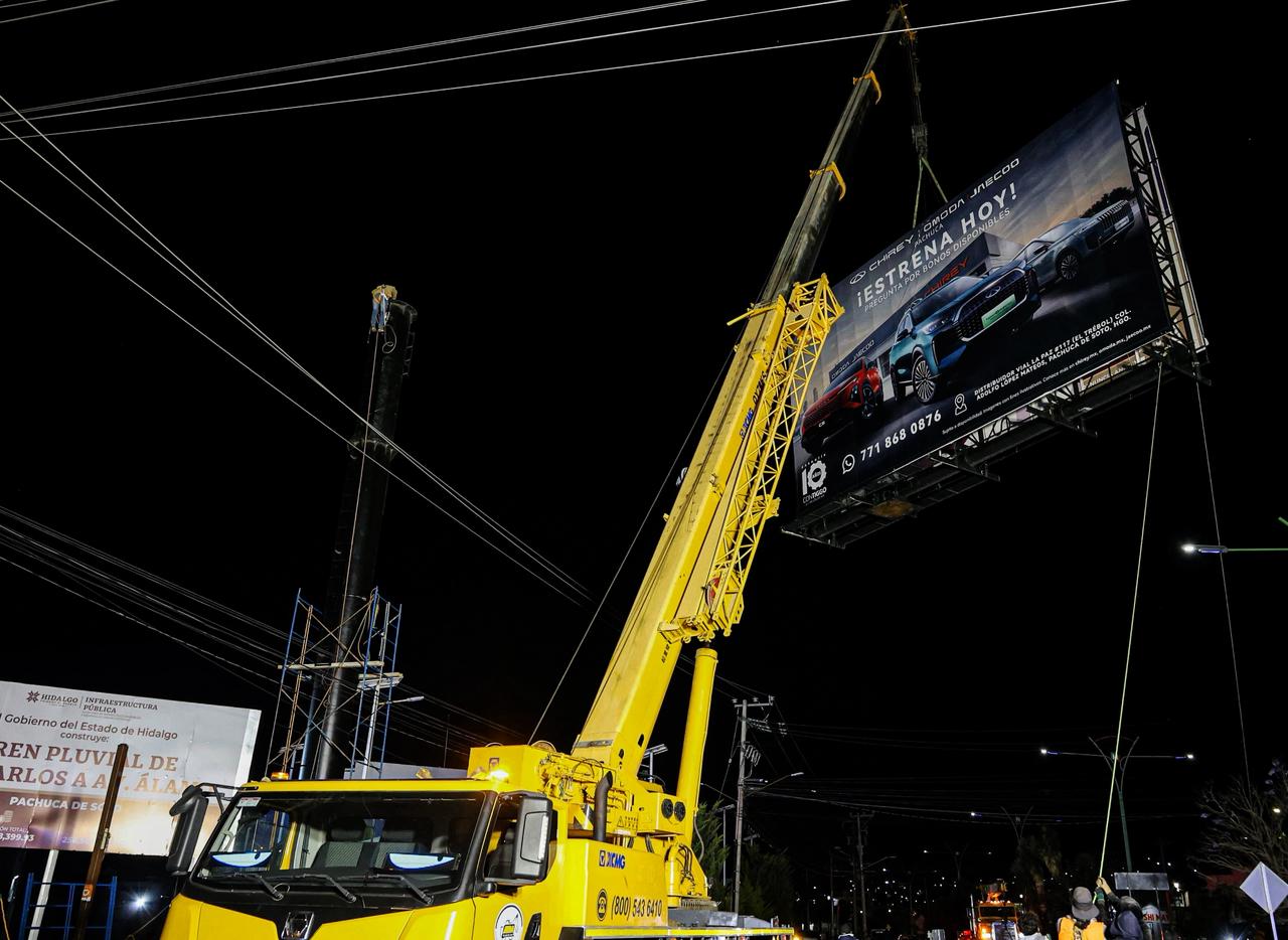 Retiran estructuras publicitarias irregulares en Pachuca