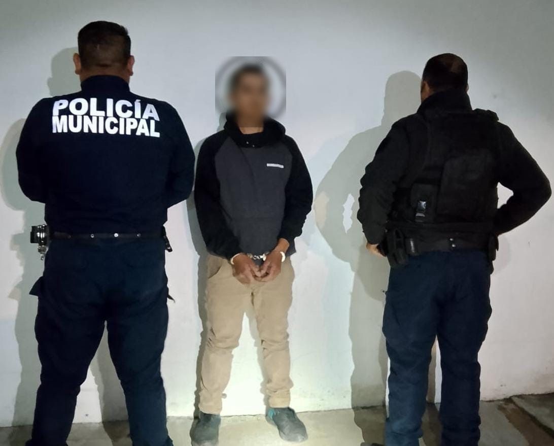 Detienen a persona con enervantes y réplica de arma de fuego