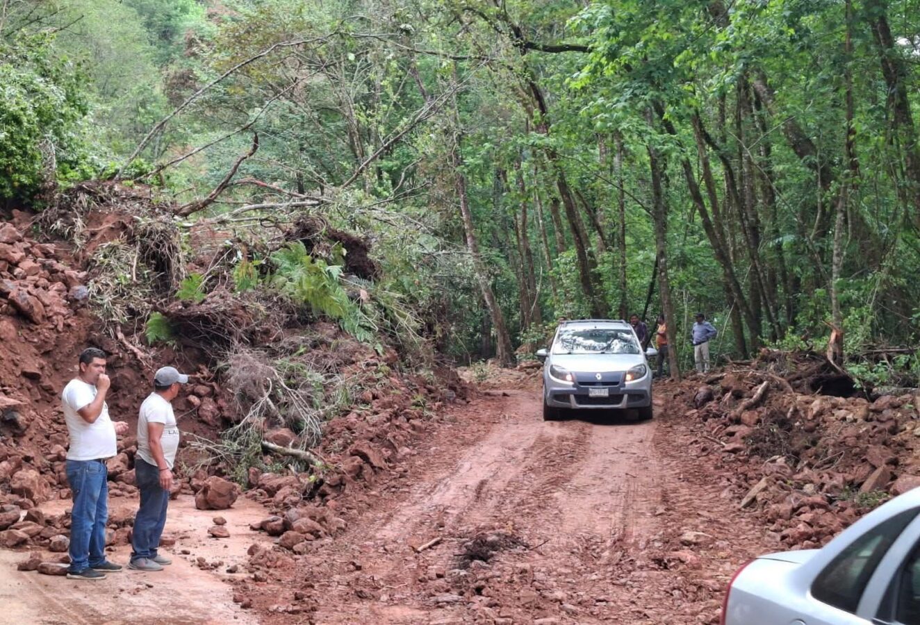 Atiende gobierno de Hidalgo derrumbe en carretera estatal Tianguistengo–Yatipán