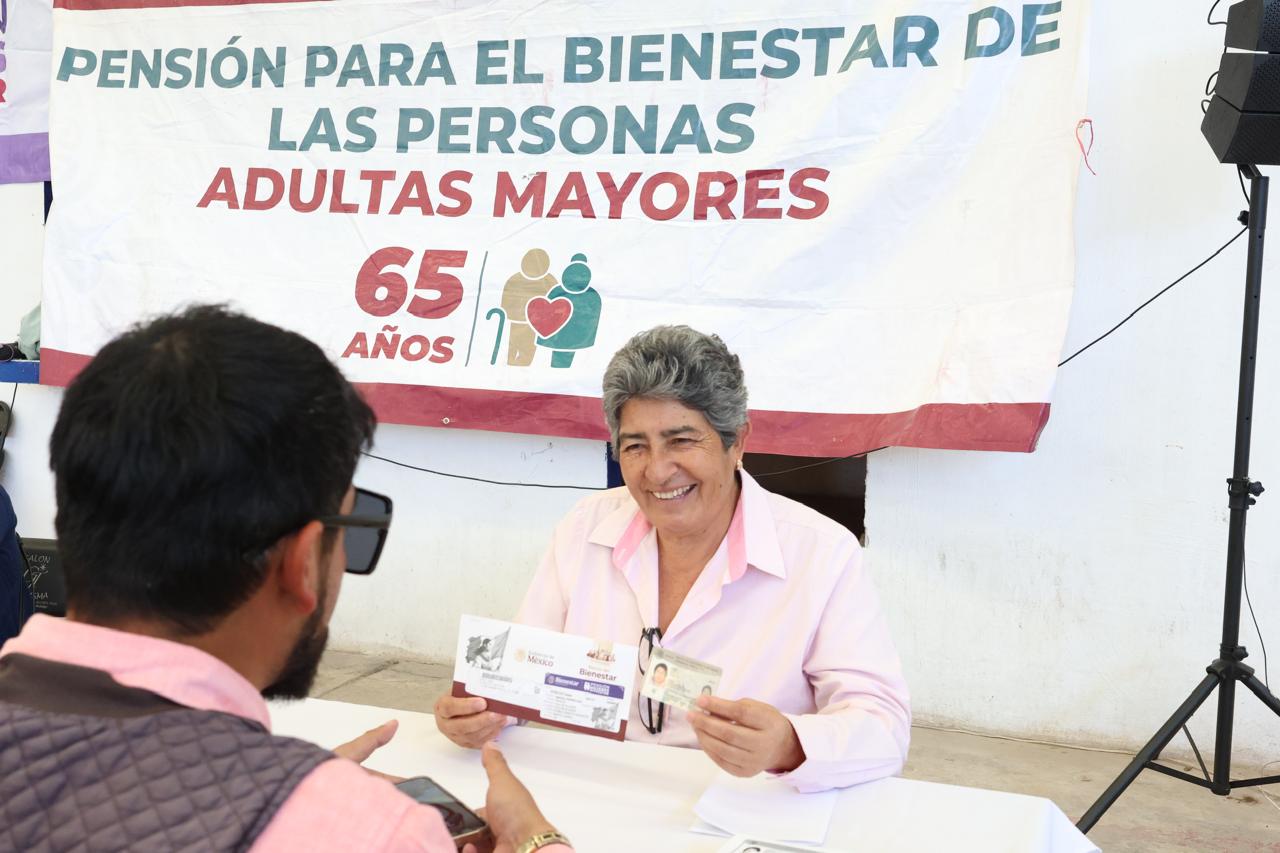 Bienestar inicia entrega de tarjetas a personas adultas mayores