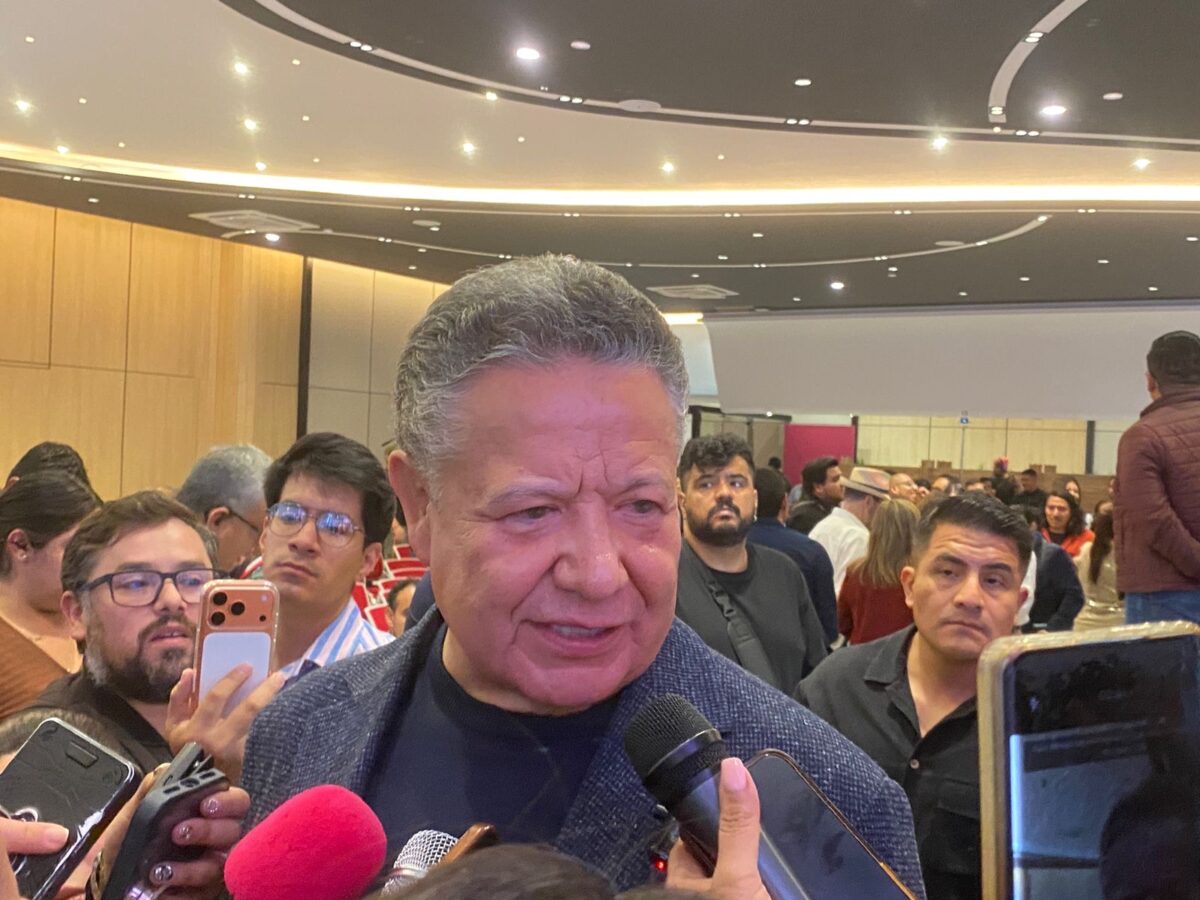 Menchaca descarta presiones de transportistas por aumento de tarifa.