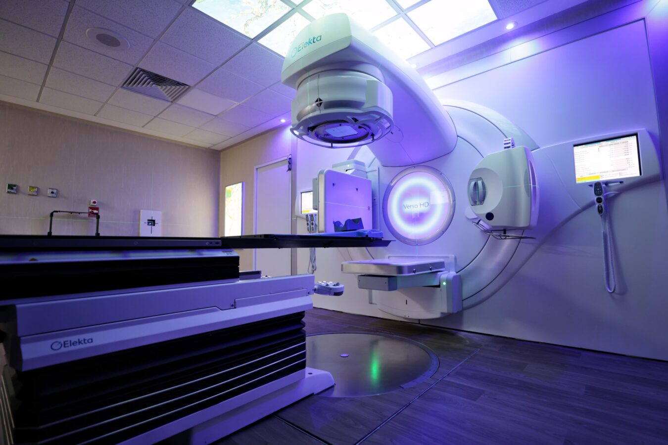 ISSSTE se moderniza con equipo de radioterapia de alta precisión