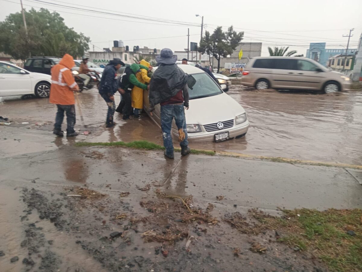 Retiran material y limpian coladeras en bulevares de Pachuca tras lluvias
