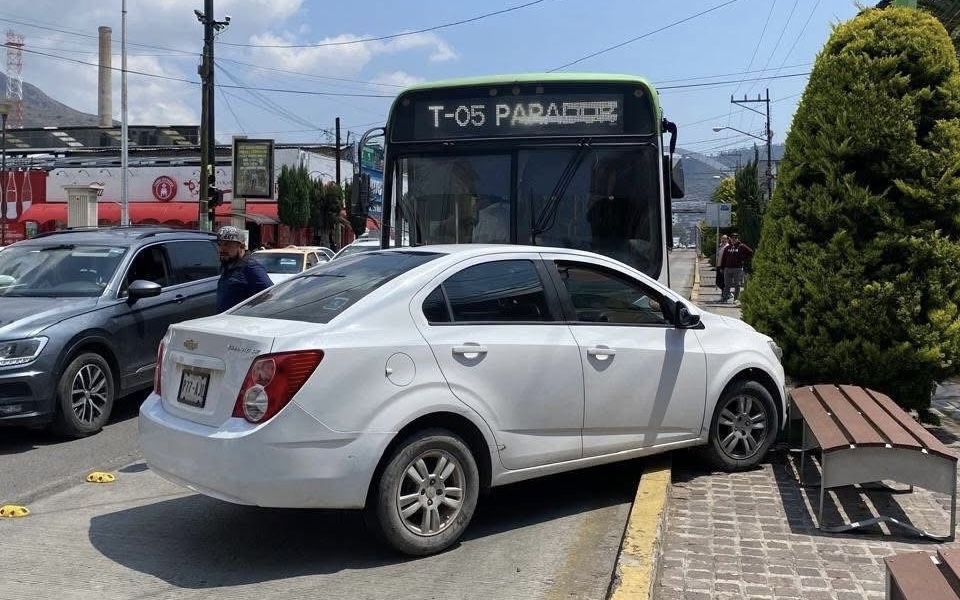 Reportan dos incidentes viales del Tuzobús en Pachuca; no hubo lesionados.