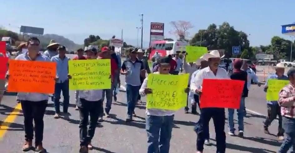 Transportistas y productores se movilizan en 20 estados; exigen seguridad y apoyo al campo.