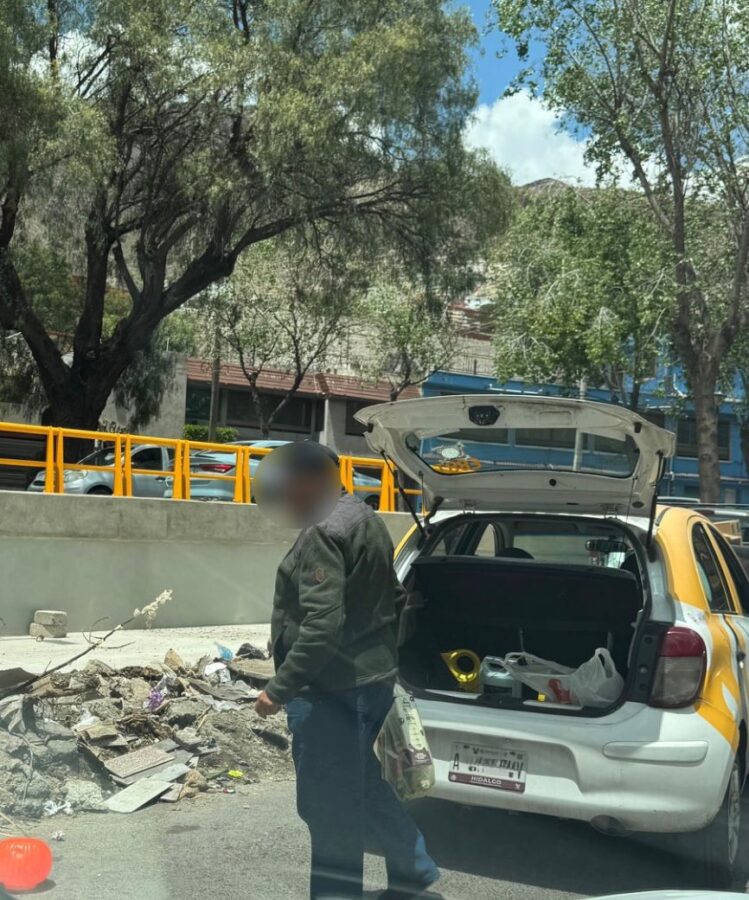 Detienen a conductor de taxi por tirar basura en vía pública en Pachuca