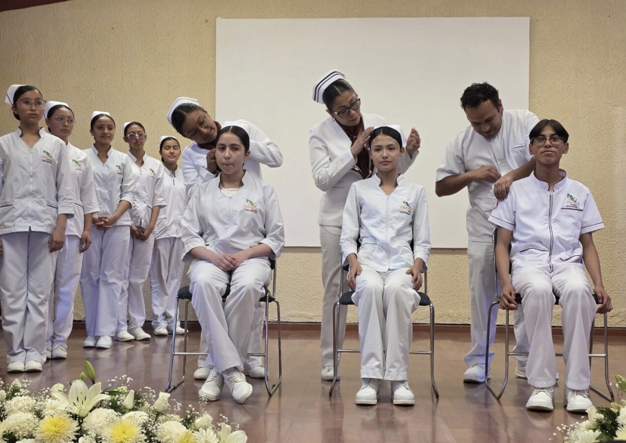 Estudiantes de Enfermería del CECyTEH reciben cofias