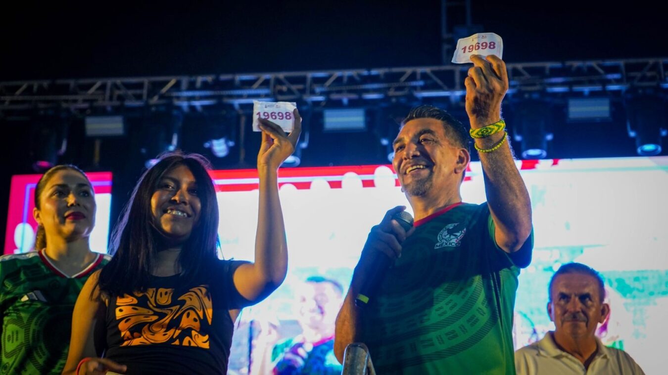 Miles de jóvenes celebran el Día del Estudiante en Huejutla