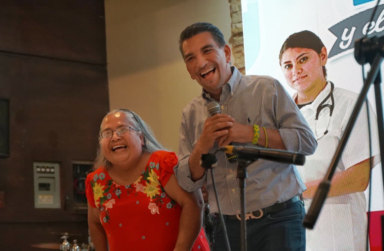 Huejutla reconoce labor del personal de enfermería con festejo por su día.