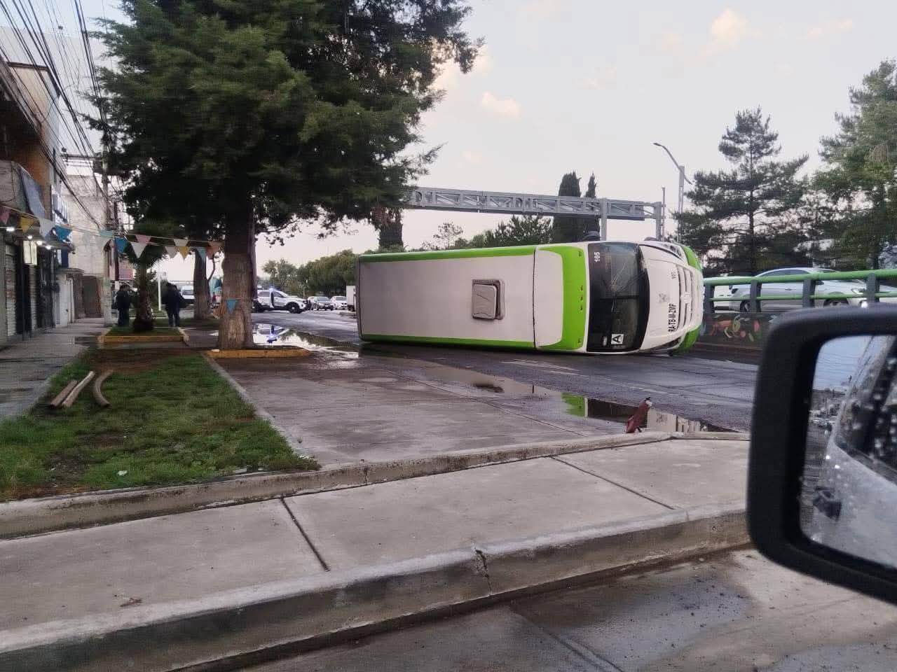 Unidad del Tuzobús sin pasajeros volcó en Venta Prieta