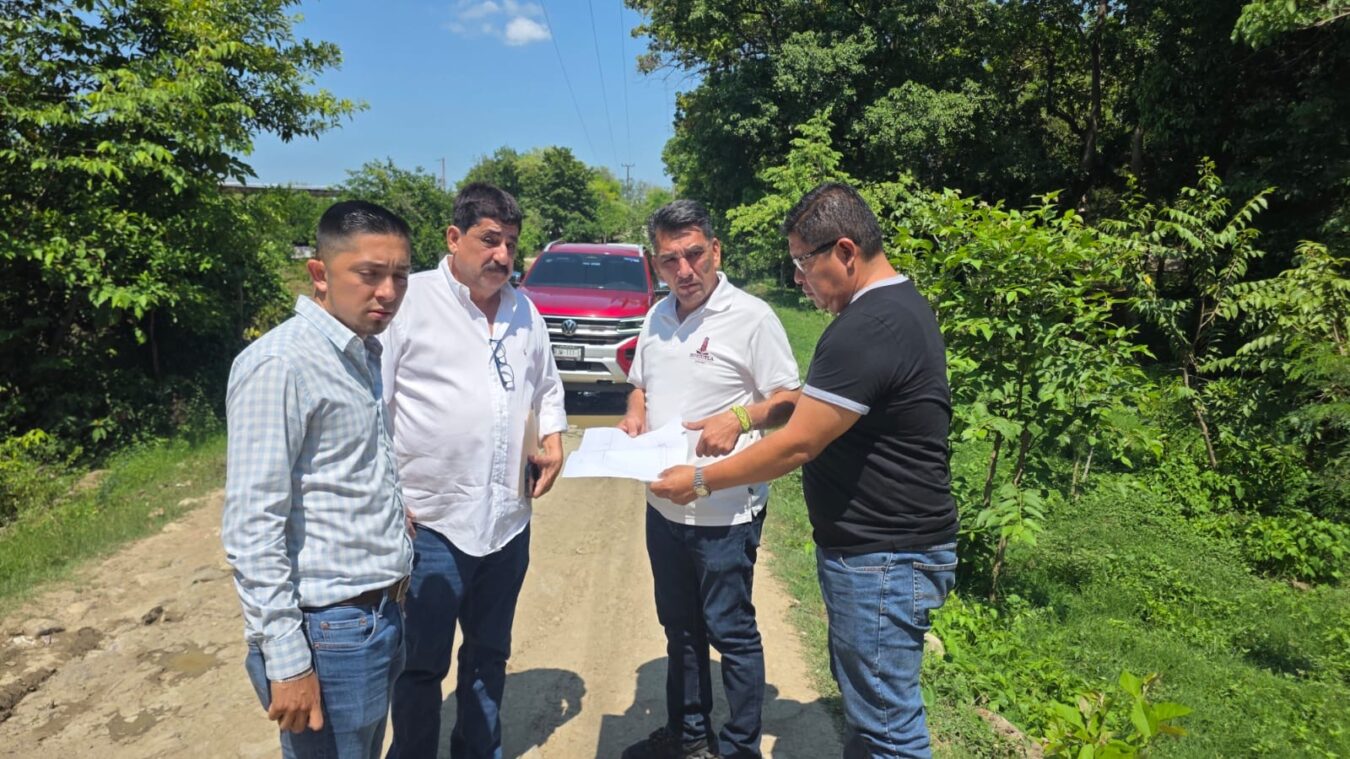 Alcalde de Huejutla supervisa obra de pavimentación en La Peña, Cruztitla