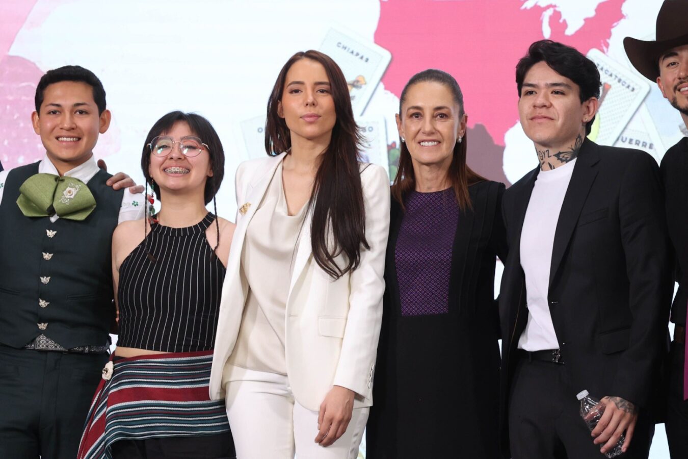 Majo Aguilar y Junior H lanzan llamado a la juventud