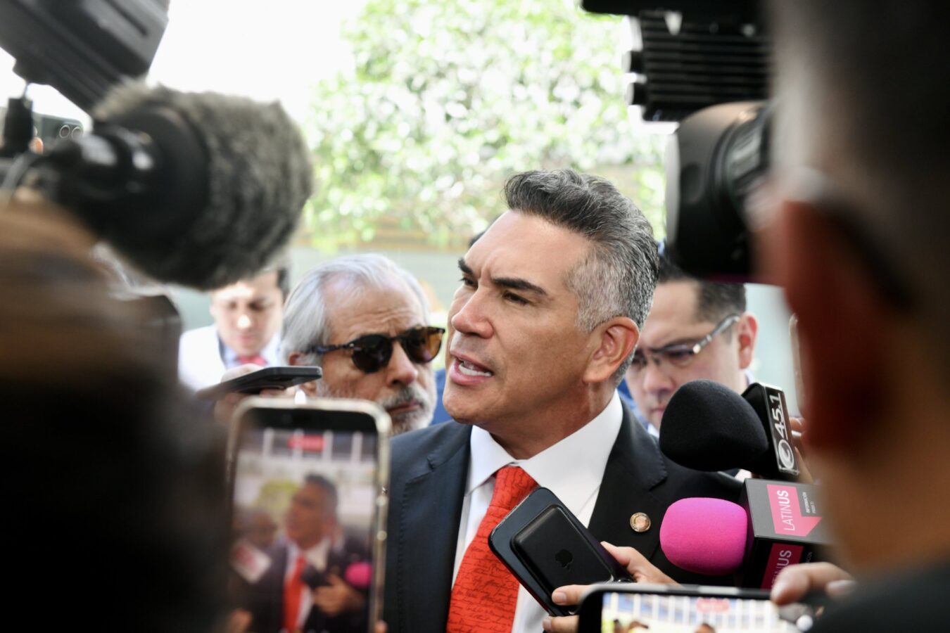 PRI acusa que Morena “simula renovación” y la vincula con el crimen organizado.
