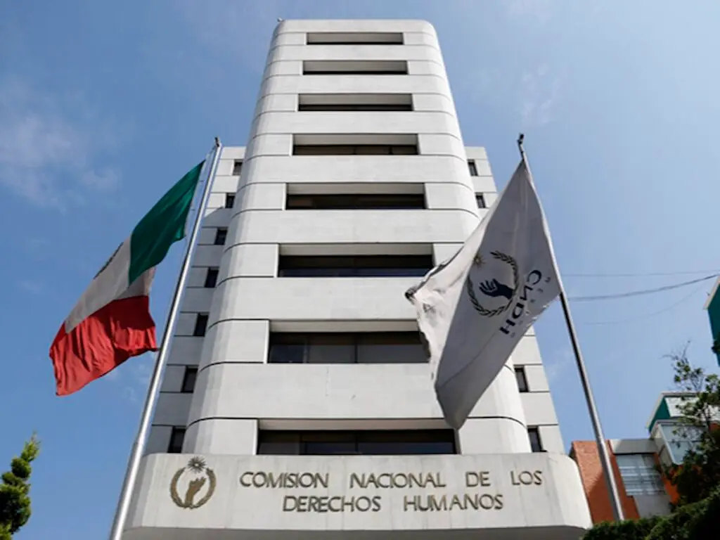 CNDH advierte afectaciones a niñas y niños por cambios al calendario escolar.