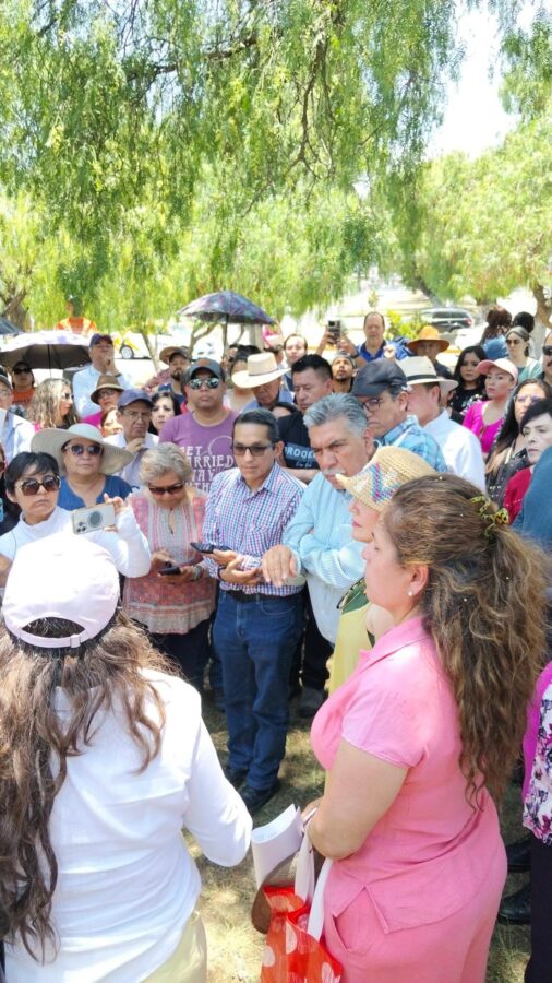Vecinos se oponen a destrucción de áreas verdes por obras de torres gubernamentales.