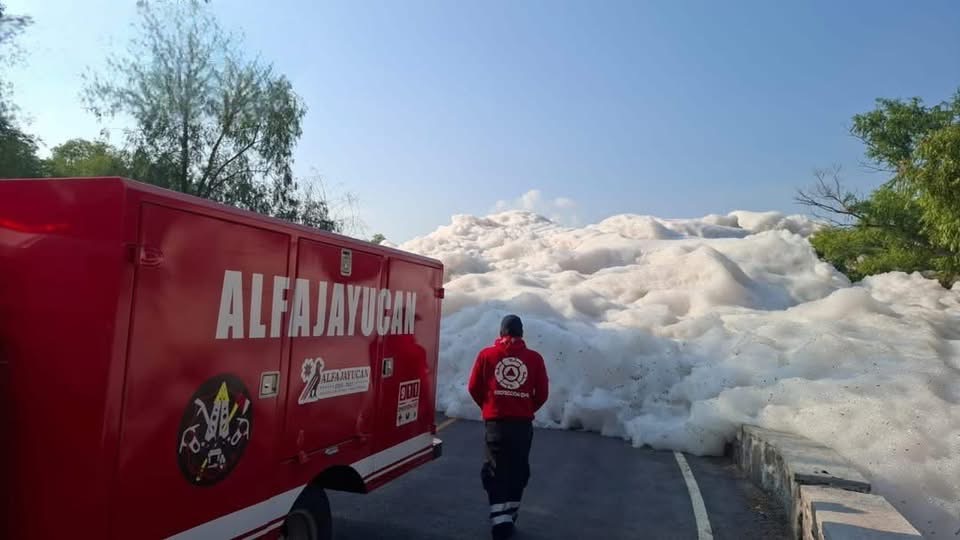 Espuma de aguas residuales mantiene cerrada carretera Alfajayucan–Chilcuautla.