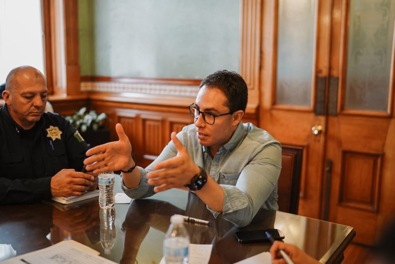 Alcalde de Pachuca dialoga con comerciantes del Centro Histórico