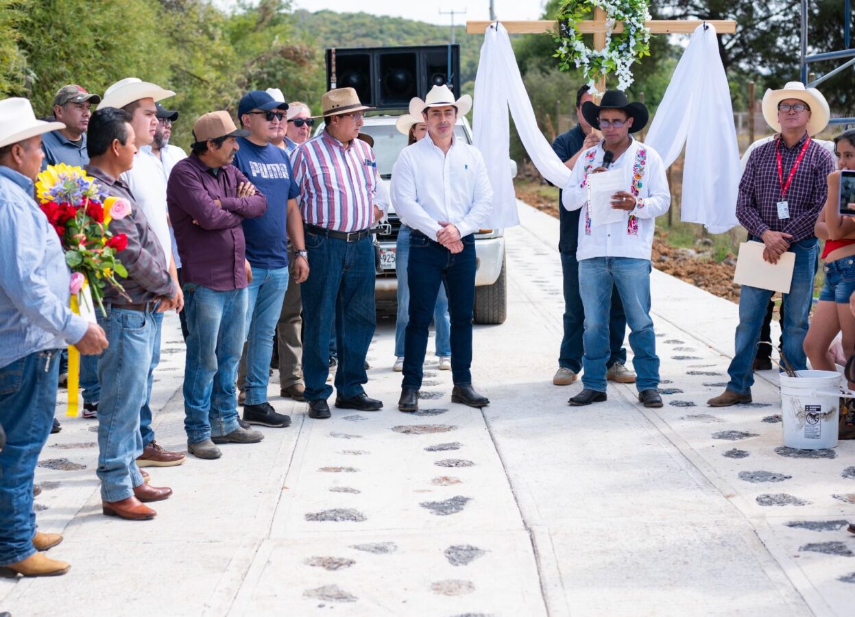 Reaperturan camino principal a Los Reyes Tepezala en Huasca