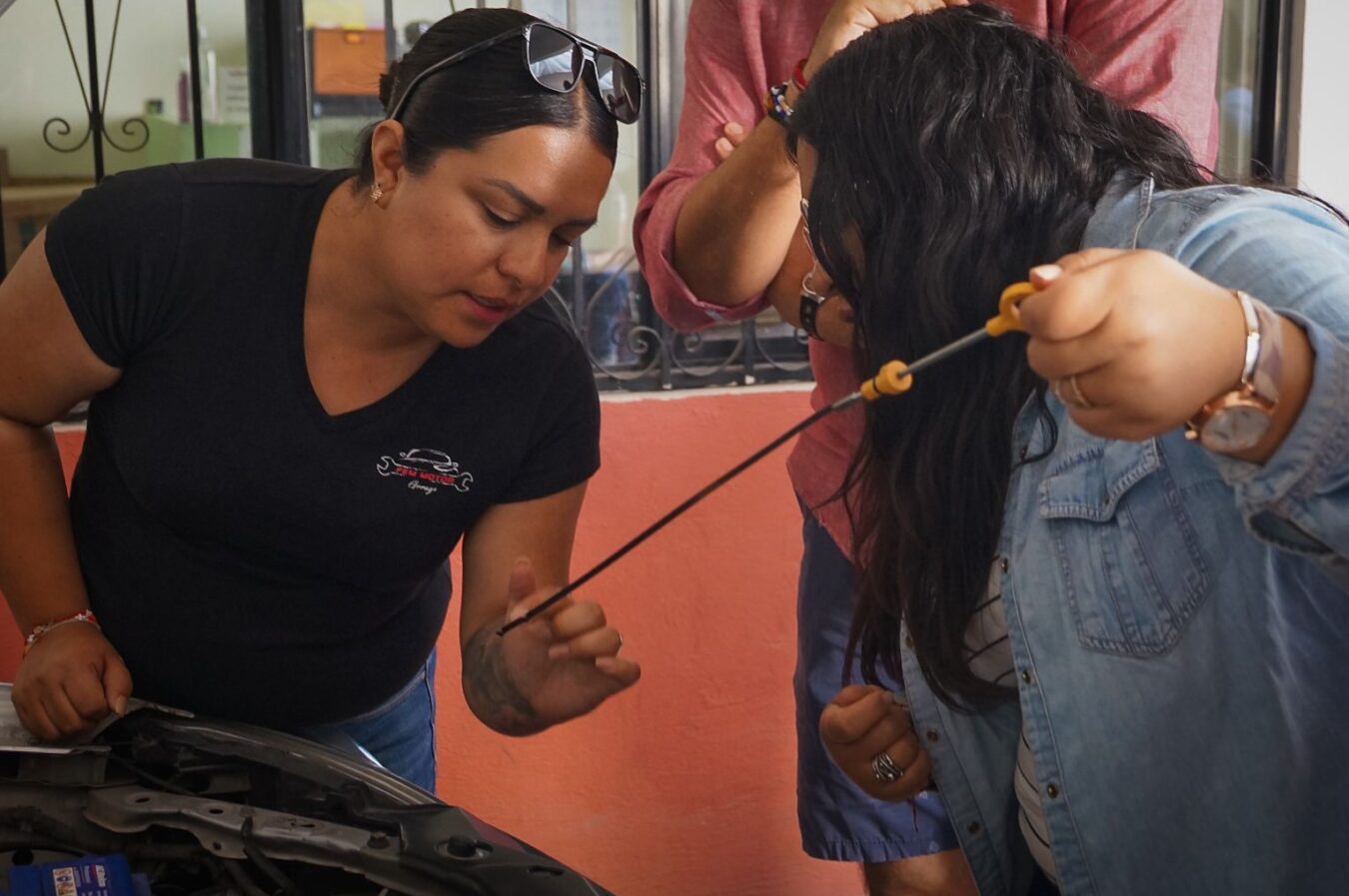 Participan más de 200 mujeres en talleres de mecánica básica en Pachuca