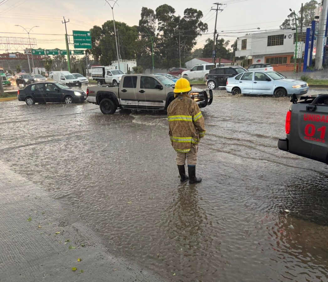 Azota lluvia con granizo en Mineral de la Reforma