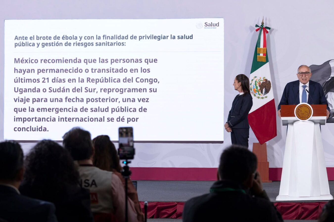 México activa filtros en aeropuertos ante brote de ébola