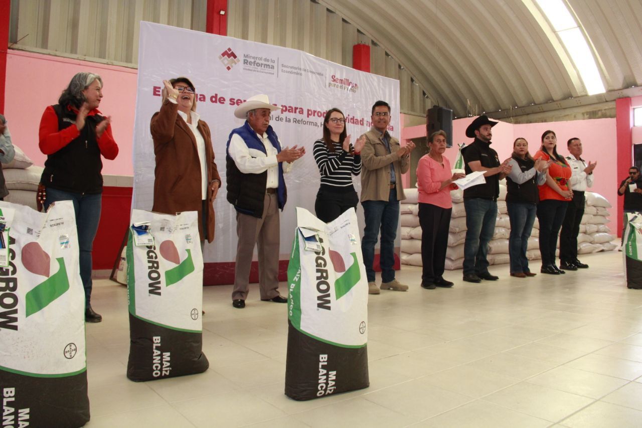 Entrega Eduardo Medécigo semillas certificadas de maíz y cebada a productores de Mineral de la Reforma