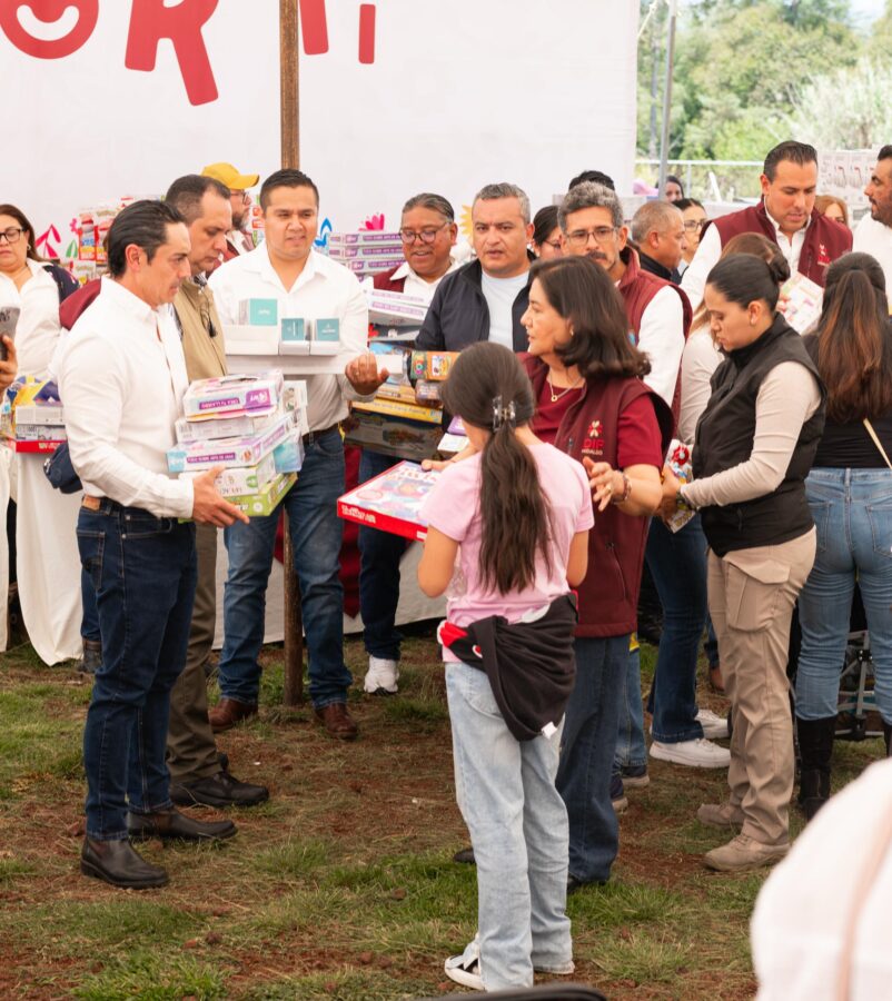 Entrega DIF estatal juguetes y regalos en Huasca de Ocampo